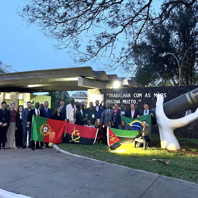 Participantens do VI Simpósio em frente a entrada do Campus Foz do Iguaçu do Instituto Federal do Paraná - IFPR