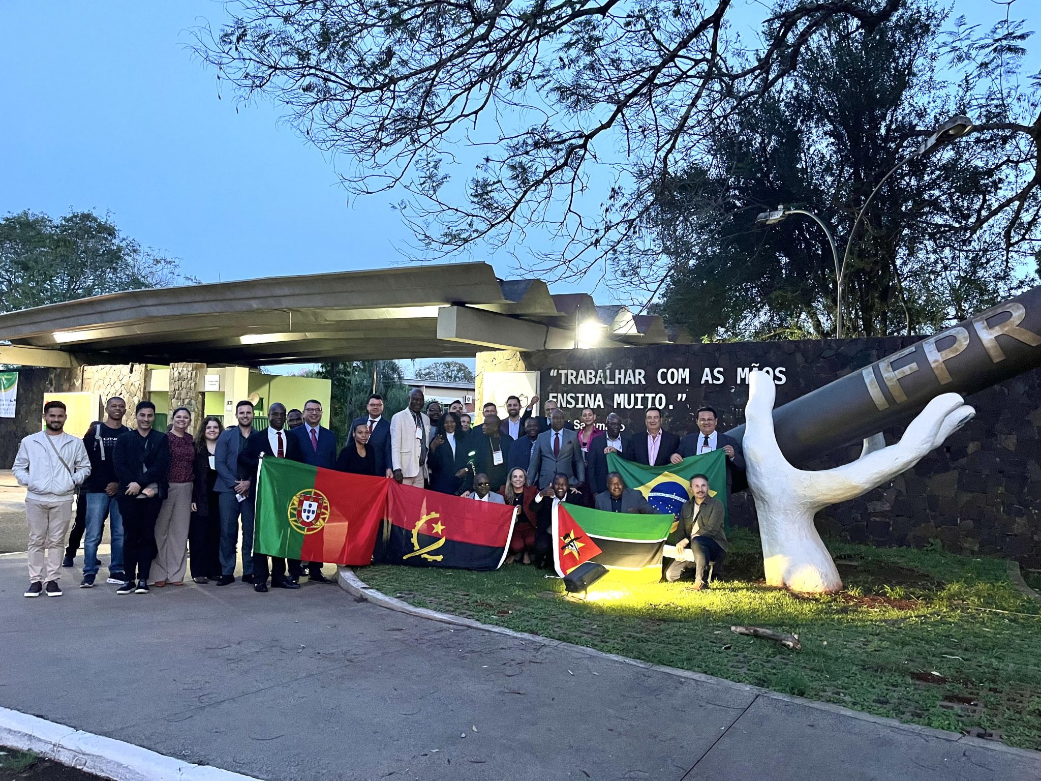 Participantens do VI Simpósio em frente a entrada do Campus Foz do Iguaçu do Instituto Federal do Paraná - IFPR